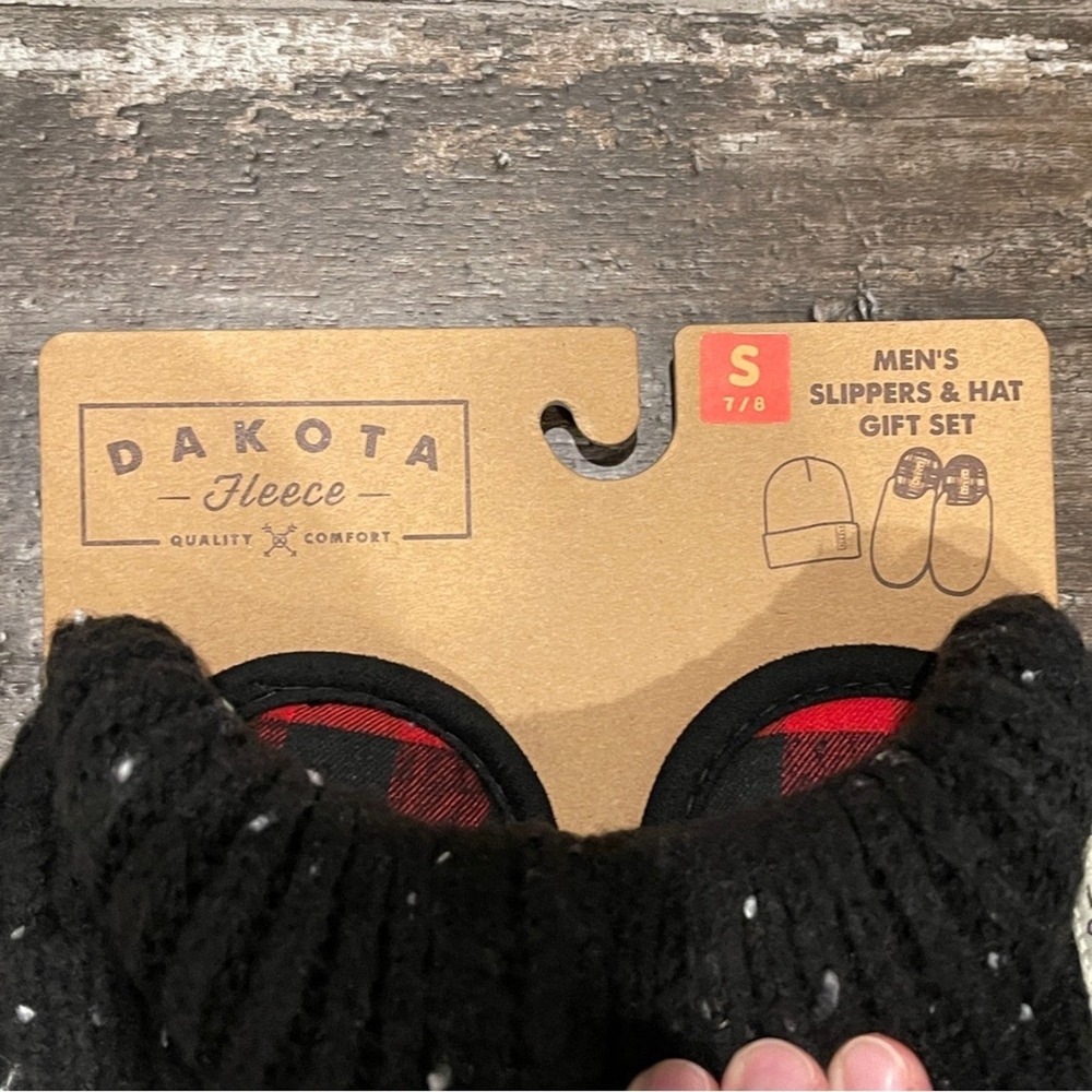 Mens 2 Piece Gift Set Slippers Hat‎ Cozy Holiday Christmas Gift Black Red NWT - Picture 4 of 8